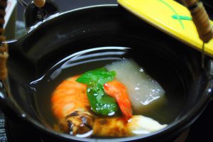 【お椀】松茸と車海老の土瓶蒸し　蓮餅　酢橘