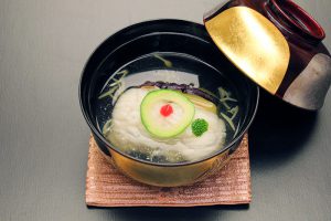 【椀】牡丹鱧　ジュンサイ　蓬麩　蓮芋　柚子